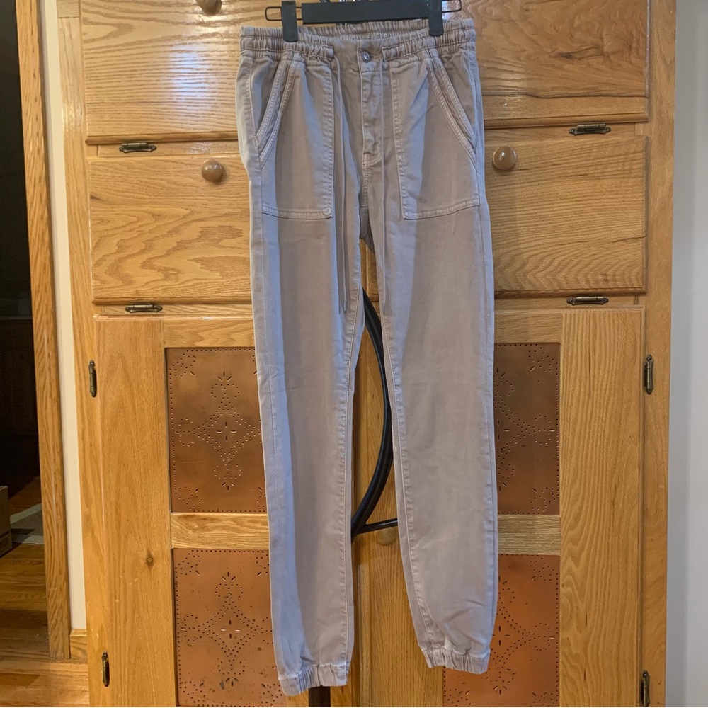 American Eagle women’s pants US long size 6. Taupe/tan. Elastic leg bottoms.